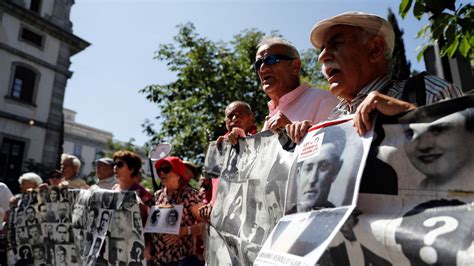 Exhumación Franco Familiares De Las Víctimas Se Manifiestan