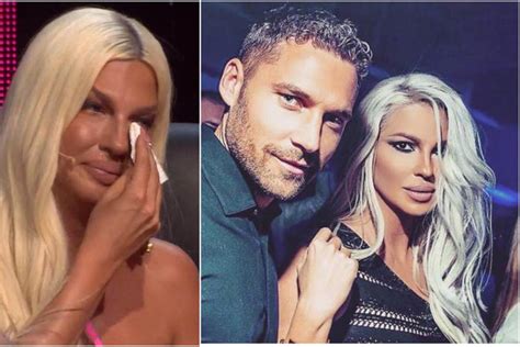 Jelena Karleu A Prekrila Bujne Silikonske Grudi Trakicama A Pokazala