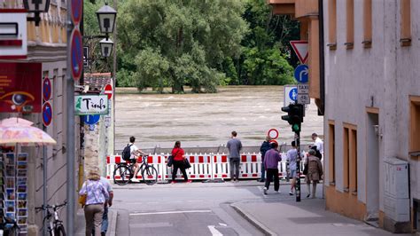 Hochwasser In S Ddeutschland Sechs Tote Erneuter Regen Droht