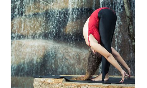 Asanas De Yoga Para Comenzar El D A Con Energ A Foto