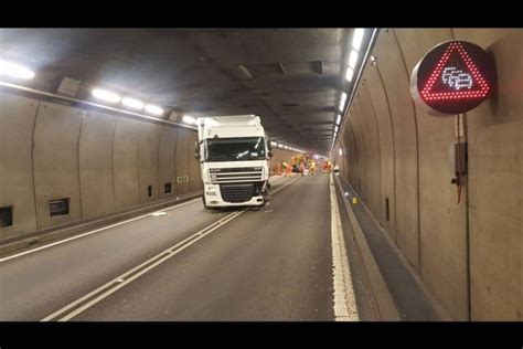 Frontale Auto Camion Riaperto Il Tunnel Del San Gottardo