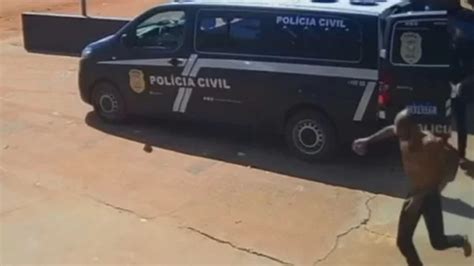 Presos Fogem De Viatura Policial Ao Serem Levados Para A Cadeia Assista