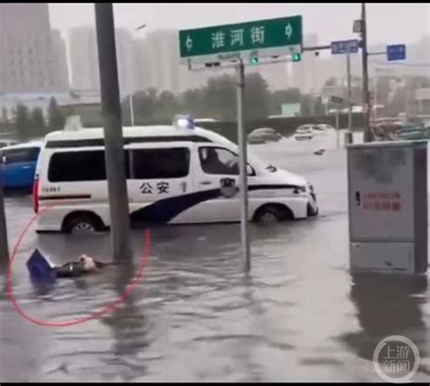 辽宁沈阳暴雨市区局部内涝，一女子街头触电身亡 财经头条