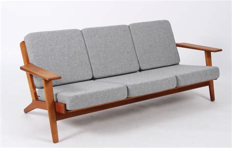 Hans J Wegner Tre pers sofa af egetræ model GE 290 Auktionshuset