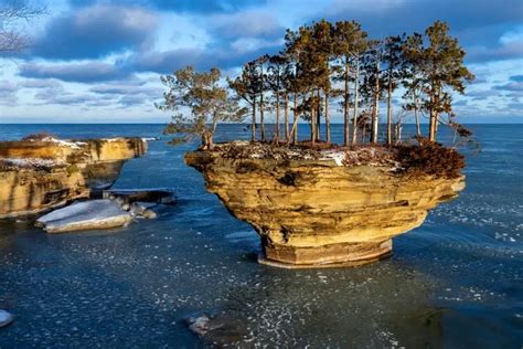 Turnip Rock In Michigan Il Curioso Scoglio Del Lago Huron