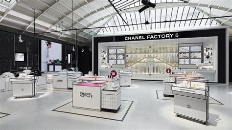 Chanel ouvre un pop up à Paris pour les 100 ans du parfum N5 jusqu au