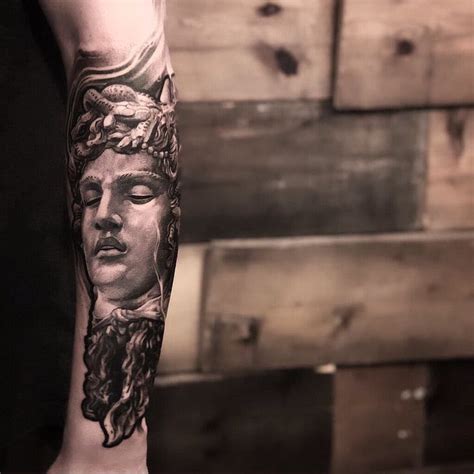 Tattoo No Antebra O De Busto Grego No Estilo Realismo Em Preto E Cinza