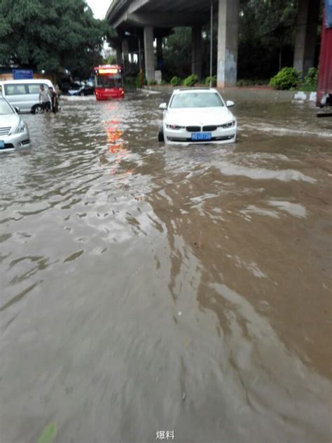 廣州突降暴雨 網友調侃一小區可撐船 每日頭條