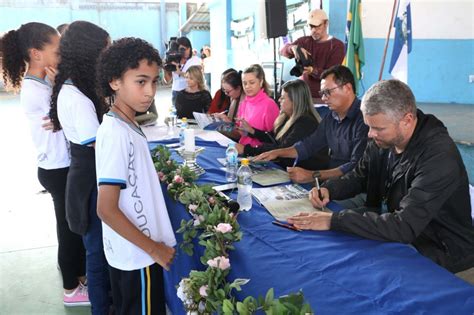 Alunos Do Colégio Paulo Basílio Recebem Livro ‘barra Mansa Cidade Da