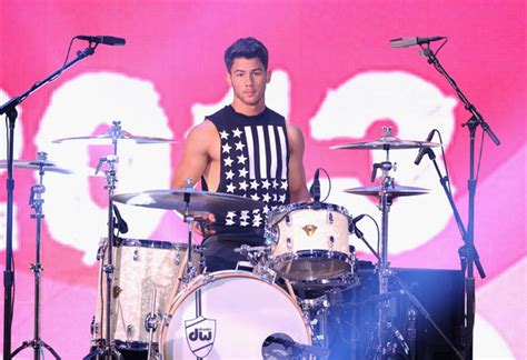 Pictures Nick Jonas Plays Drums For Demi Lovato At The Tcas