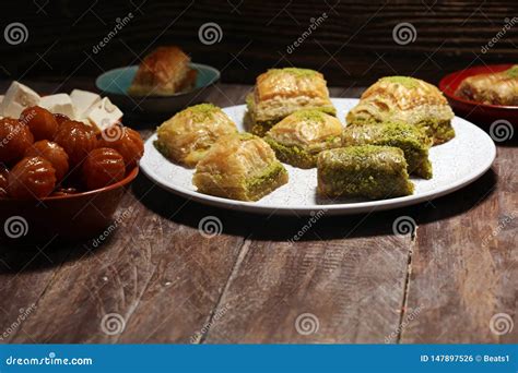 Plats Du Moyen Orient Ou Arabes Baklava Turque De Dessert Avec La