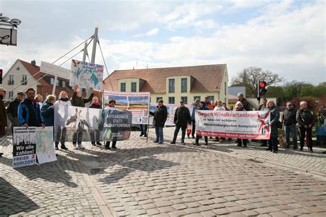 Gegen Windkraft Heftiger Protest an der Drehbrücke von Malchow