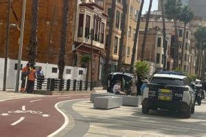 Un coche vuelca sobre el carril bici de la avenida de Lidón de Castelló