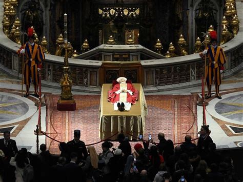 Papst Benedikt XVI Emeritierter Papst Benedikt XVI Im Petersdom