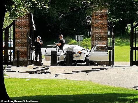 Car Smashes Into Entrance Of Rishi Sunak S Country Estate Chequers As