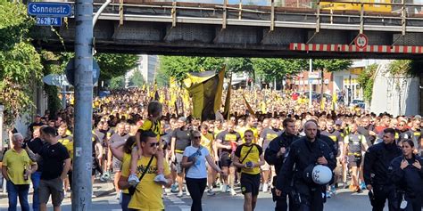 Bundesliga Start Gegen Leverkusen 5000 BVB Fans Ziehen Lautstark Zum