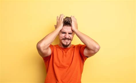 Jovem Bonito Se Sentindo Estressado E Ansioso Deprimido E Frustrado