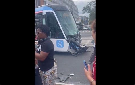 Ivry Sur Seine Un Impressionnant Accident Entre Un Tram Et Un Bus De