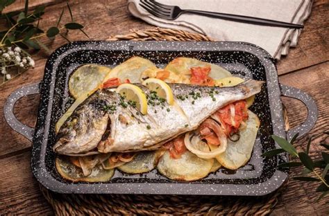 Dorada Al Horno Jugosa Con Patatas Y Tomate Receta F Cil Y R Pida