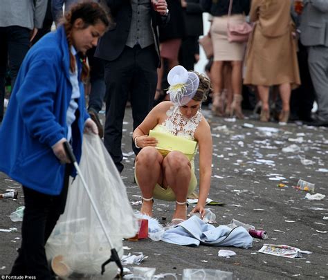 Grand National 2016’s Aintree Ladies Day Sees Racegoers Put On A Stylish Display Daily Mail Online