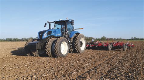 New Holland Enhances GENESIS® T8 Series Tractors for 2025