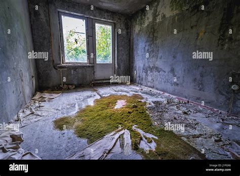 Room in abandoned block of flats in Chernobyl-2 military base ...