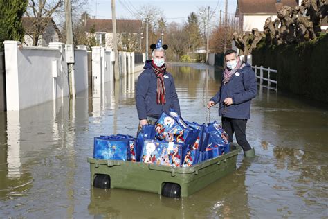 Les Disney Voluntears Donnent Des Paniers Garnis Aux Sinistr S Des