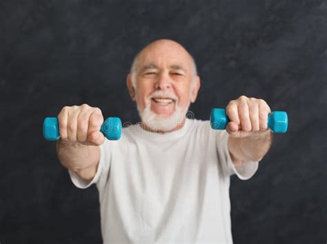 Hombre Mayor Que Hace Ejercicio Con Pesas De Gimnasia Imagen De Archivo