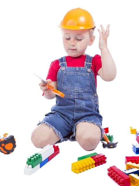 Menino Da Crian A O Capacete De Seguran A Que Joga Brinquedos