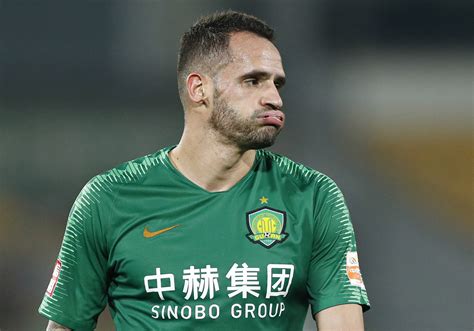 Renato Augusto não renovará clube chinês e entra no radar do