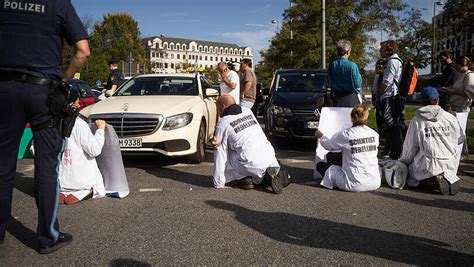 Protest Aktion Am Stachus Klima Aktivisten Kleben Sich Erneut Auf