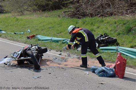 Kreis Günzburg Kollision zwischen Motorrädern und Taxi bei Hagenried