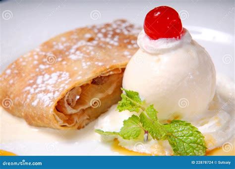 Apple Pie and Vanilla Ice-cream Stock Photo - Image of brown, citrus ...