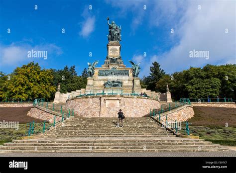 Monumento Niederwald La Estatua De La Germania Con Vistas Al Valle