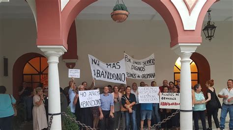 Desalojados un grupo de manifestantes del pleno municipal en Alcalá de