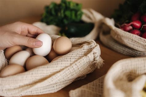 Mano Femenina Toma El Huevo De La Bolsa De Lona Verduras En Bolsas De