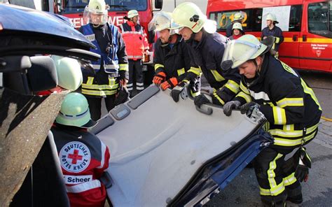 Feuerwehr Rettet Bei Verkehrsunfall Eingeklemmte Personen