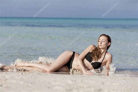 Mujer Joven En Bikini Negro En La Playa En El Paisaje Del Agua Fotos