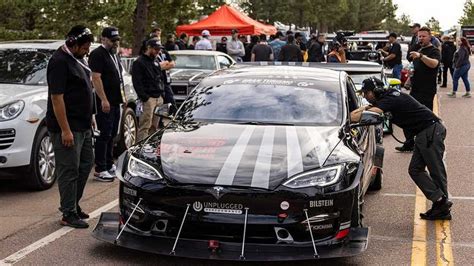 Watch Tesla Model S Plaid Crush Nissan GT-R In 1/4 Mile Drag Race