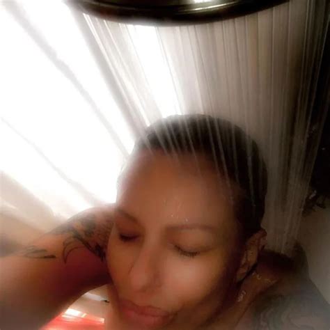 Abuela súper sexy Daniela Cardone muy hot en la ducha Infobae