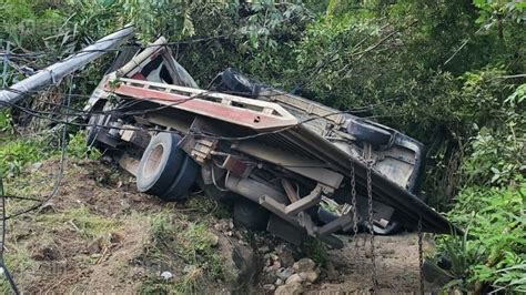 Un herido tras volcar grúa en carretera de Tegucigalpa a Olancho