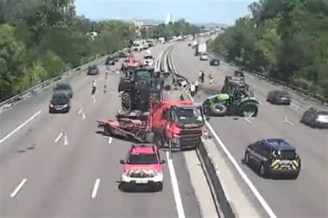 Impressionnant Accident Sur L A Des Tracteurs Ject S Sur L Autoroute