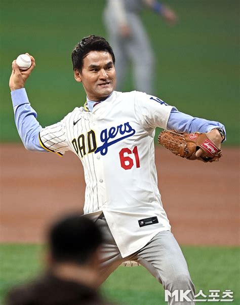 화제의 시구·시투 현장 박찬호 ‘샌디에이고 다저스 반반 유니폼 입고 Mlb 서울시리즈 시구 Mk포토 Zum 뉴스