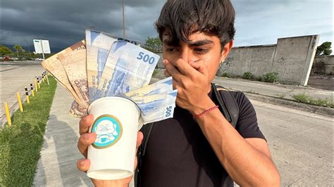 Millonario le regala un café lleno de billetes a joven para pagar el