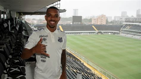 Santos Anuncia A Renova O De Lateral Esquerdo At