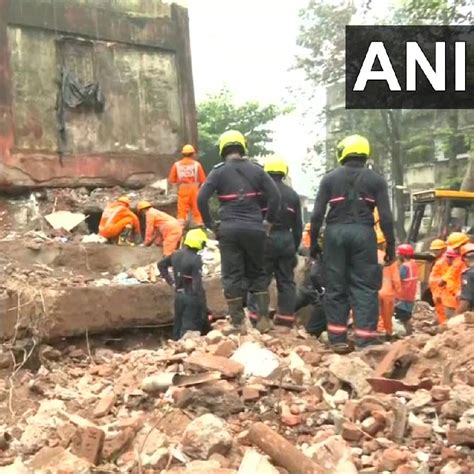 चार मजली इमारत कोसळलेल्या दुर्घटनेत आतापर्यंत एकाचा मृत्यू झाला