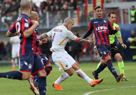 Crotone Roma 0 2 Decidono El Shaarawy E Nainggolan