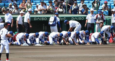 ＜北海・明豊＞甲子園の土を拾う明豊ナイン（撮影・井垣 忠夫） ― スポニチ Sponichi Annex 野球