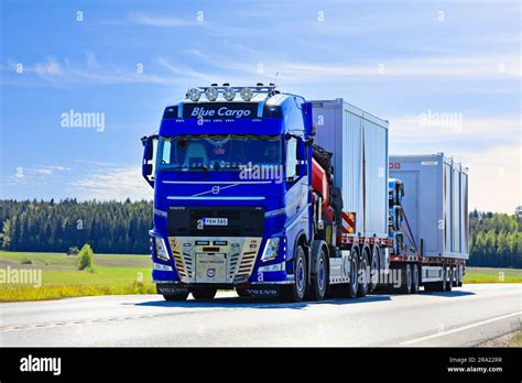 Cami N Volvo Fh Azul Con Gr A Palfinger De Blue Cargo Oy Tira De Dos