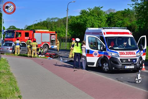 POWAŻNY WYPADEK Z UDZIAŁEM MOTOCYKLISTY W PRUSZKOWIE LĄDOWAŁ